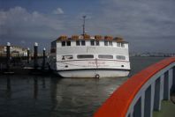 2004-04-14-020-Disco-boat