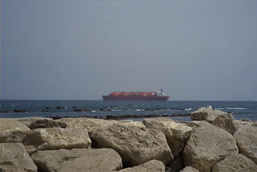 2005-04-01-005-gas-tanker