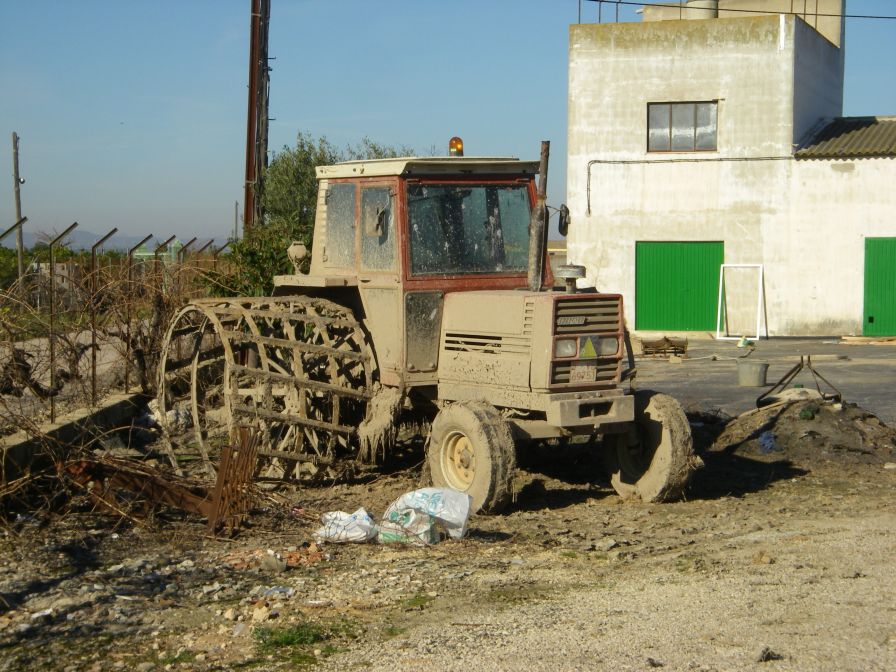 2008-12-22-027-Tractor-and-Wheels-for-Rice-Paddy