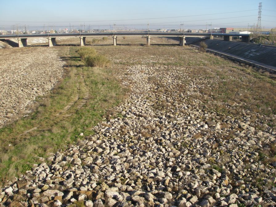 2008-12-23-024-River-Bed-Large-Rocks