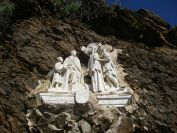 2009-04-18-031-Statues-up-the-Mountain