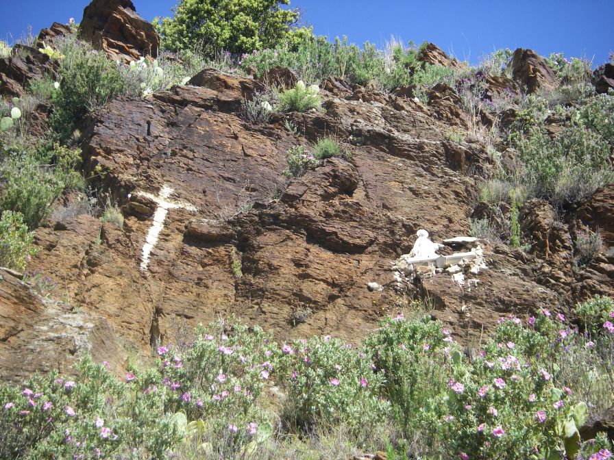 2009-04-18-033-Statues-up-the-Mountain