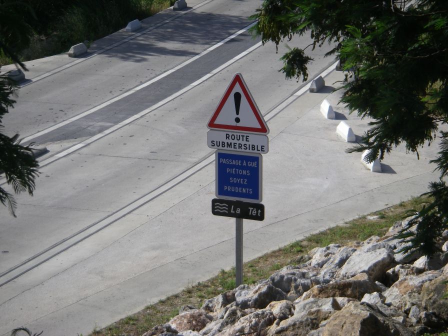 2009-05-28-016-River-near-Perpignan