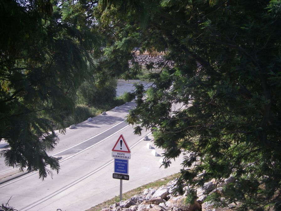 2009-05-28-017-River-near-Perpignan