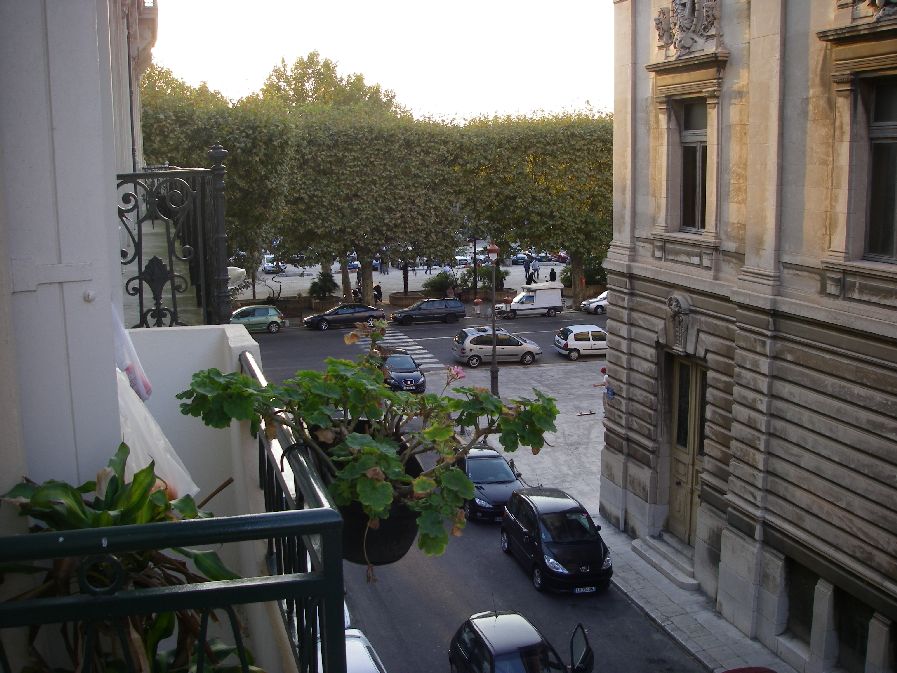 2010-10-23-009-Theatre-Opposite-Hotel-Le-National