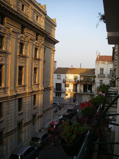 2010-10-23-011-Theatre-Opposite-Hotel-Le-National