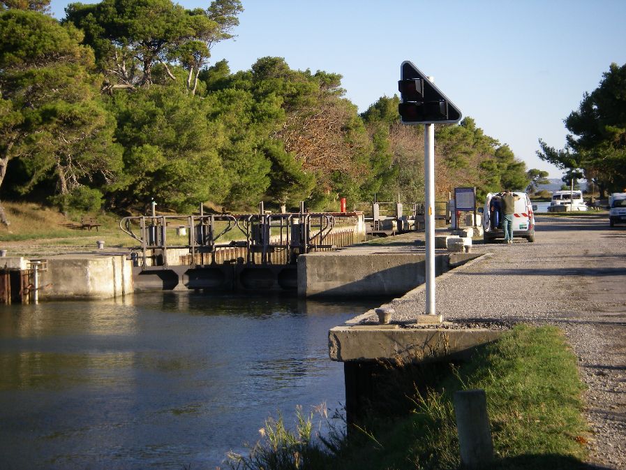 2010-10-25-011-Canal-de-la-Robine-Lock