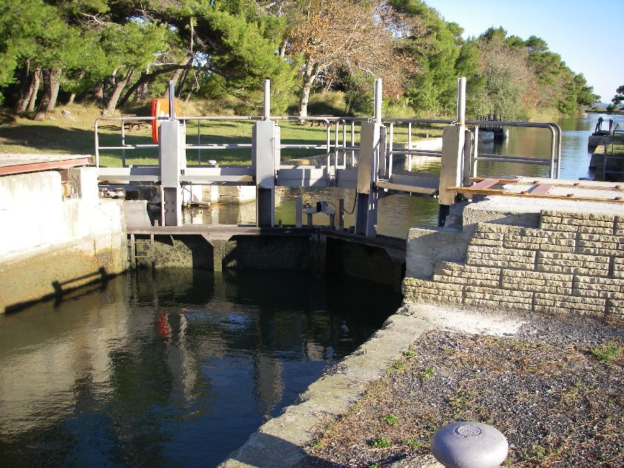 2010-10-25-014-Canal-de-la-Robine-Lock