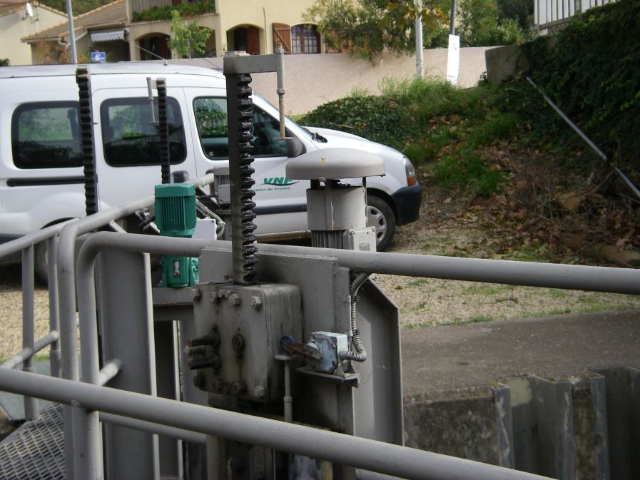 2010-10-27-023-Canal-Du-Midi-Lock-Stop-Mechanism