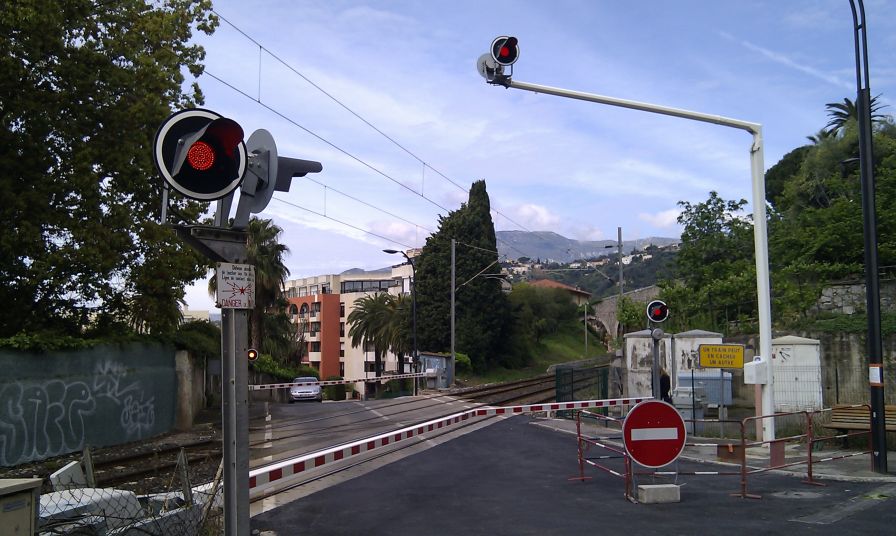 2011-04-24-019-Waiting-for-the-train-to-pass
