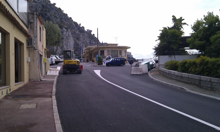 2011-04-24-021-Nearly-Disused-Border-Post