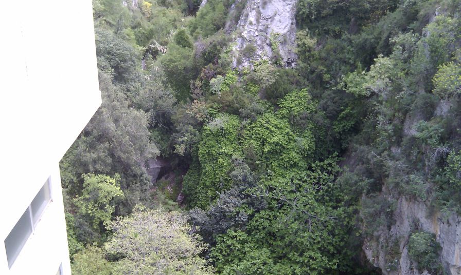 2011-04-24-024-Does-this-river-mark-the-actual-boundayy