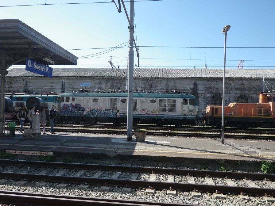 2012-04-08-016-Shunting-Engine-Fetching-Loco