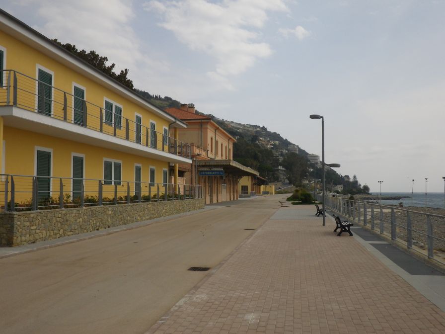 2012-04-02-004-Disused-Ospedaletti-Ligure-Station