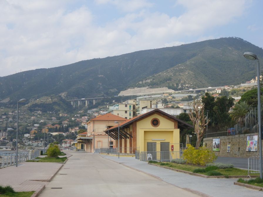 2012-04-02-005-Disused-Ospedaletti-Ligure-Station