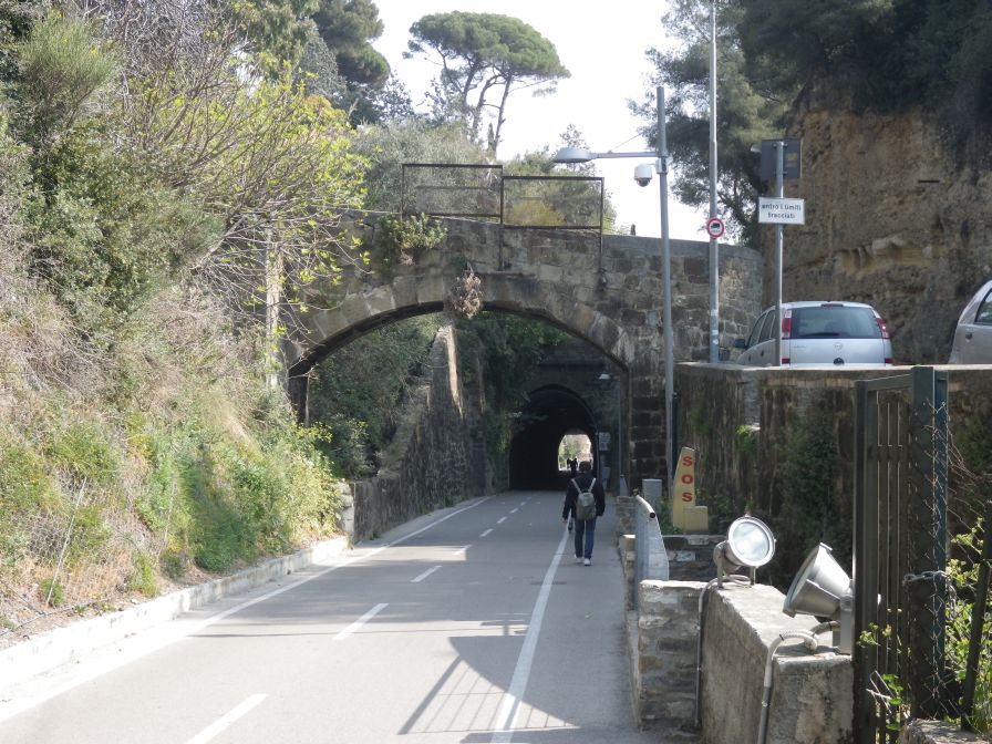 2012-04-03-014-Tunnel-3-of-4