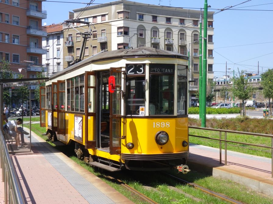 2012-06-02-001-Tram-near-Hotel-Gamma